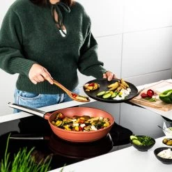 Westinghouse Pannenset Performance (Koekenpan ø 24 En 28 Cm + Steelpan ø 18 Cm) - Rood - Inductie En Alle Andere Warmtebronnen 11 Westinghouse Pannenset Performance (Koekenpan ø 24 En 28 Cm + Steelpan ø 18 Cm) - Rood - Inductie En Alle Andere Warmtebronnen -Westmark Winkel 1200x1200 59