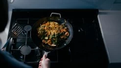 Saveur Selects Pannenset - Carbon Steel (Wokpan ø 35 Cm + Koekenpan ø 30 Cm) - Inductie En Alle Andere Warmtebronnen 21 Saveur Selects Pannenset - Carbon Steel (Wokpan ø 35 Cm + Koekenpan ø 30 Cm) - Inductie En Alle Andere Warmtebronnen -Westmark Winkel 1200x675 3