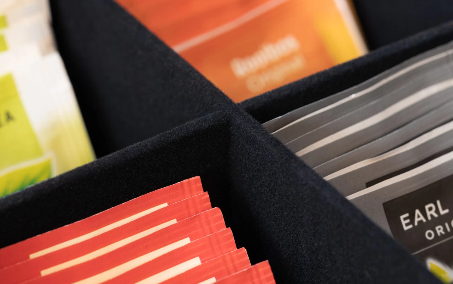 Sakura Tea Theedoos - Hout - 6-vaks - Met Fluweel - 24 X 16 Cm 6 Sakura Tea Theedoos - Hout - 6-vaks - Met Fluweel - 24 X 16 Cm - Afbeelding 4