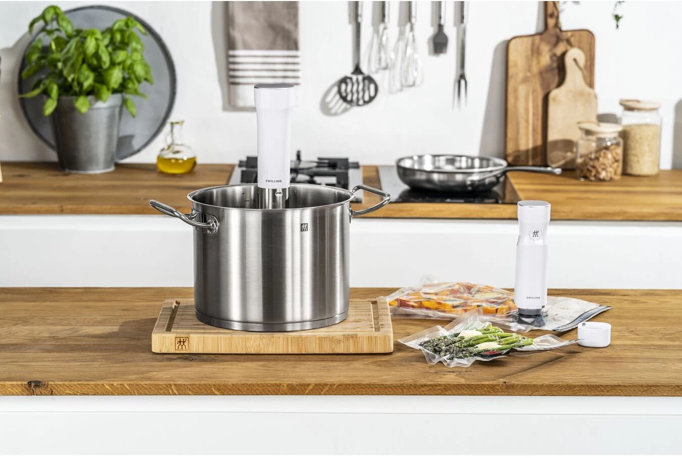 Zwilling Sous Vide Stick Enfinigy - Nauwkeurige Temperatuurinstelling - IPX7 Waterproof - Zwart 15 Zwilling Sous Vide Stick Enfinigy - Nauwkeurige Temperatuurinstelling - IPX7 Waterproof - Zwart - Afbeelding 13