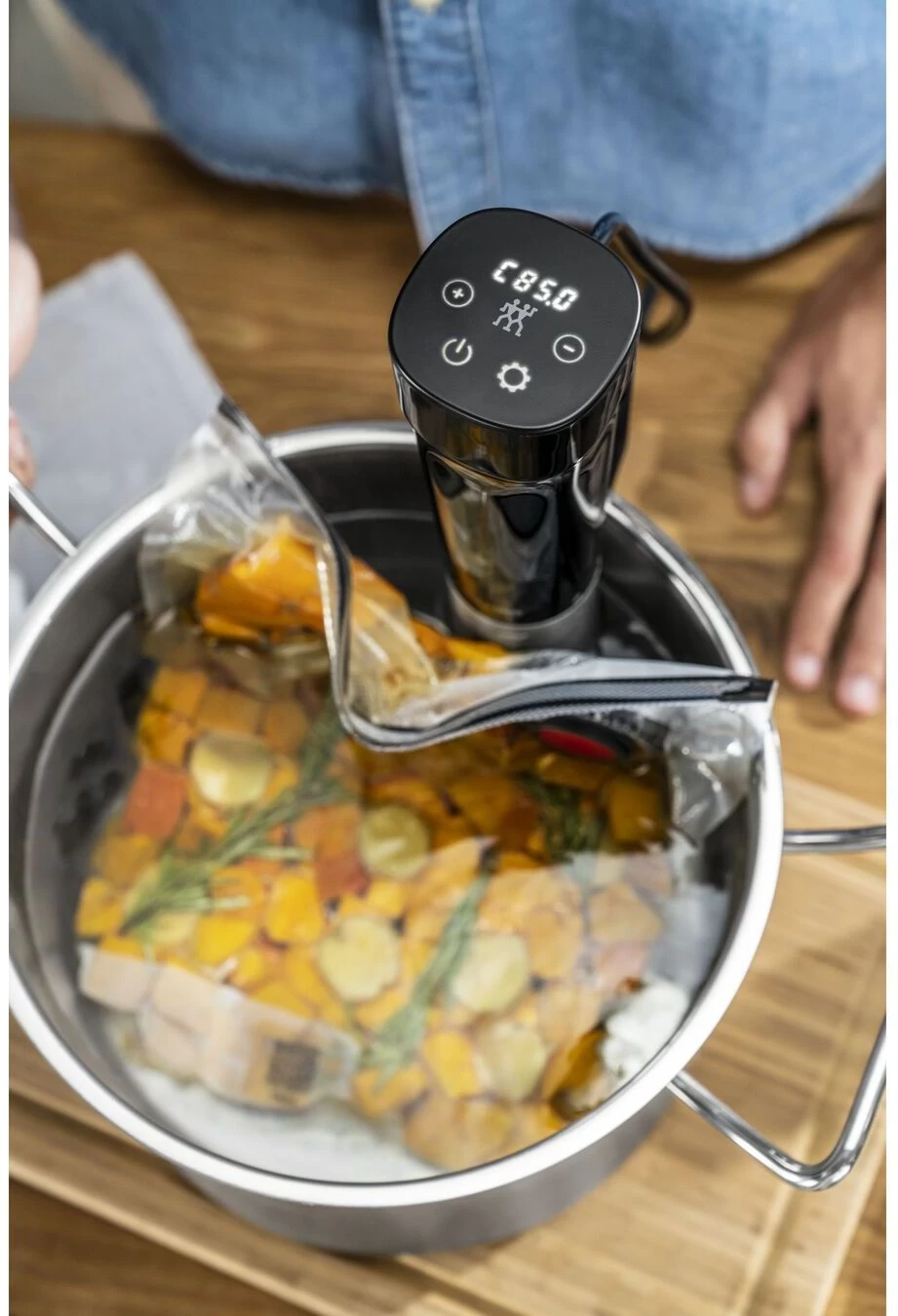 Zwilling Sous Vide Stick Enfinigy - Nauwkeurige Temperatuurinstelling - IPX7 Waterproof - Zwart 8 Zwilling Sous Vide Stick Enfinigy - Nauwkeurige Temperatuurinstelling - IPX7 Waterproof - Zwart - Afbeelding 6