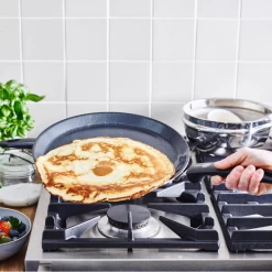 GreenPan Pannenkoekenpan Essentials - Zwart - ø 24 Cm - Keramische Anti-aanbaklaag -Westmark Winkel 667b28b228ec1bc1005fc3d1a08875dcfcdbfa72 GP ESS BA Bd Pancakepan Large NS Lifestyle a 1