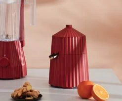 Alessi Citruspers Plissé - Elektrisch - Rood - Michele De Lucchi - MDL07 R -Westmark Winkel Alessi Citruspers sfeer1