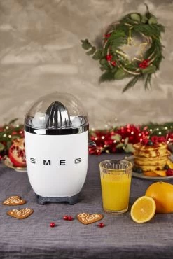 SMEG Citruspers - Elektrisch - Wit - CJF11WHEU -Westmark Winkel CJF01WHEU L02
