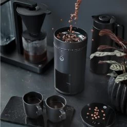 Wilfa Koffiemolen / Bonenmaler - Met Weegschaal - Uniform Black -Westmark Winkel Coffee Grinder Uniform WSFBS 100B Environment PouringBeans Sqr 638da4da7c92e0.02666478