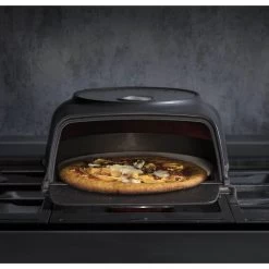 Fernus & Friends Pizza Oven - Voor Fornuis - Black Matted - Voor ø 26 Cm Pizza's 12 Fernus & Friends Pizza Oven - Voor Fornuis - Black Matted - Voor ø 26 Cm Pizza's -Westmark Winkel Fernus Zwart Voorkant sfeer