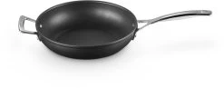 Le Creuset Sauteerpan Les Forgées TNS - ø 26 Cm / 2.7 Liter - Standaard Anti-aanbaklaag 10 Le Creuset Sauteerpan Les Forgées TNS - ø 26 Cm / 2.7 Liter - Standaard Anti-aanbaklaag -Westmark Winkel LC 20190624 ZS PS FS 51101260010202 002 1