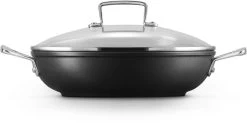 Le Creuset Hapjespan Met Deksel - Les Forgées TNS - ø 26 Cm / 2.7 Liter - Standaard Anti-aanbaklaag -Westmark Winkel LC 20190624 ZS PS FS 51107260010502 003