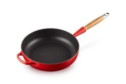 Le Creuset Hapjespan Signature - Kersenrood - ø 28 Cm / 3.6 Liter- Geëmailleerde Anti-aanbaklaag -Westmark Winkel LC 20210721 HL PS FS 20259280600422 002