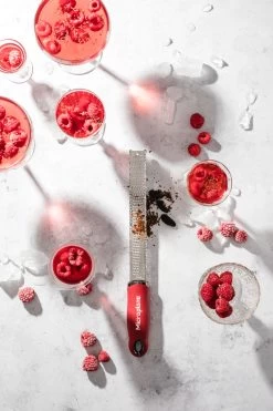 Microplane Rasp Premium Classic - Fijn - Pomegranate Red -Westmark Winkel Microplane Premium Classic 46127 Zester Pomegranate Red Cocktail 2