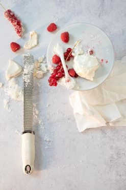 Microplane Rasp Premium Classic - Fijn - Cashmere Beige -Westmark Winkel Microplane Premium Classic 46323 Zester Cashmere Beige Pavlova 2