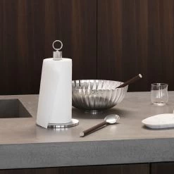 Georg Jensen Saladebestek Bernadotte - Black Oak 5 Georg Jensen Saladebestek Bernadotte - Black Oak -Westmark Winkel OnModel GJ AW20 HOME BERNADOTTE KITCHENROLLHOLDER 1200x1200