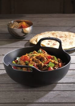 Le Creuset Wokpan / Balti Dish - Mat Zwart - ø 24 Cm / 2.7 Liter - Geëmailleerde Anti-aanbaklaag -Westmark Winkel RS8547 RS4394 Lamb Balti Cast Iron Balti Dish 24cm scr 1