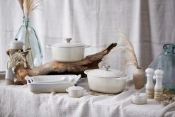 Le Creuset Braadpan Signature - Meringue - ø 26 Cm / 5.3 Liter -Westmark Winkel RS9584 New Meringue Range Shot f2.8 RETOUCHED lpr