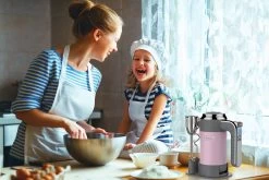 Westinghouse Handmixer Retro Collections - 6 Standen - Roze - WKHM250PK 6 Westinghouse Handmixer Retro Collections - 6 Standen - Roze - WKHM250PK -Westmark Winkel WKHM250PK Hand Mixer Lifestyle