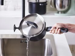 BK Pannenset Flow Cool - Zwart / RVS - 4 Delige Set 14 BK Pannenset Flow Cool - Zwart / RVS - 4 Delige Set -Westmark Winkel bff19d98eb3c21bdf39016c85eb7e1f4b22fa96f BK Flow cool Bl Cvd Saucepan Pour