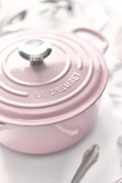 Le Creuset Braadpan Signature - Shell Pink - ø 24 Cm / 4.2 Liter -Westmark Winkel le creuset braadpan shell pink sfeerbeeld 2