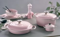 Le Creuset Braadpan Signature - Campagnard - Shell Pink - ø 26 Cm / 2.2 Liter 10 Le Creuset Braadpan Signature - Campagnard - Shell Pink - ø 26 Cm / 2.2 Liter -Westmark Winkel le creuset shell pink sfeerbeeld