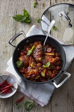 Le Creuset Hapjespan Met Deksel - Les Forgées TNS - ø 24 Cm / 2.3 Liter - Standaard Anti-aanbaklaag -Westmark Winkel le creuset sauteerpan met deksel 24cm sfeer2