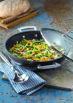 Le Creuset Wokpan Les Forgées TNS - ø 28 Cm / 3.9 Liter - Standaard Anti-aanbaklaag 5 Le Creuset Wokpan Les Forgées TNS - ø 28 Cm / 3.9 Liter - Standaard Anti-aanbaklaag -Westmark Winkel le creuset wokpan 28cm sfeer