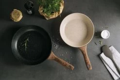 Sambonet Wokpan Rock 'n' Rose - Zwart - ø 28 Cm - Standaard Anti-aanbaklaag -Westmark Winkel sambonet pannen rock n rose sfeer2 1