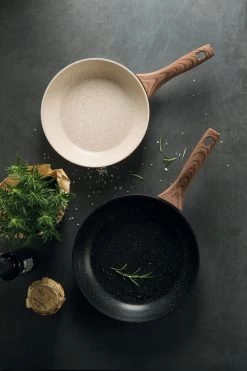 Sambonet Wokpan Rock 'n' Rose - Zwart - ø 28 Cm - Standaard Anti-aanbaklaag -Westmark Winkel sambonet pannen rock n rose sfeer3