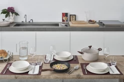 Sambonet Braadpan Rock 'n' Rose - Creme - ø 24 Cm / 4.5 Liter - Standaard Anti-aanbaklaag 11 Sambonet Braadpan Rock 'n' Rose - Creme - ø 24 Cm / 4.5 Liter - Standaard Anti-aanbaklaag -Westmark Winkel sambonet rock n rose sfeer5