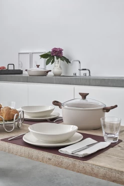 Sambonet Braadpan Rock 'n' Rose - Creme - ø 24 Cm / 4.5 Liter - Standaard Anti-aanbaklaag 12 Sambonet Braadpan Rock 'n' Rose - Creme - ø 24 Cm / 4.5 Liter - Standaard Anti-aanbaklaag -Westmark Winkel sambonet rock n rose sfeer7