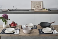 Sambonet Wokpan Rock 'n' Rose - Zwart - ø 32 Cm - Standaard Anti-aanbaklaag 7 Sambonet Wokpan Rock 'n' Rose - Zwart - ø 32 Cm - Standaard Anti-aanbaklaag -Westmark Winkel sambonet rock n rose sfeer8