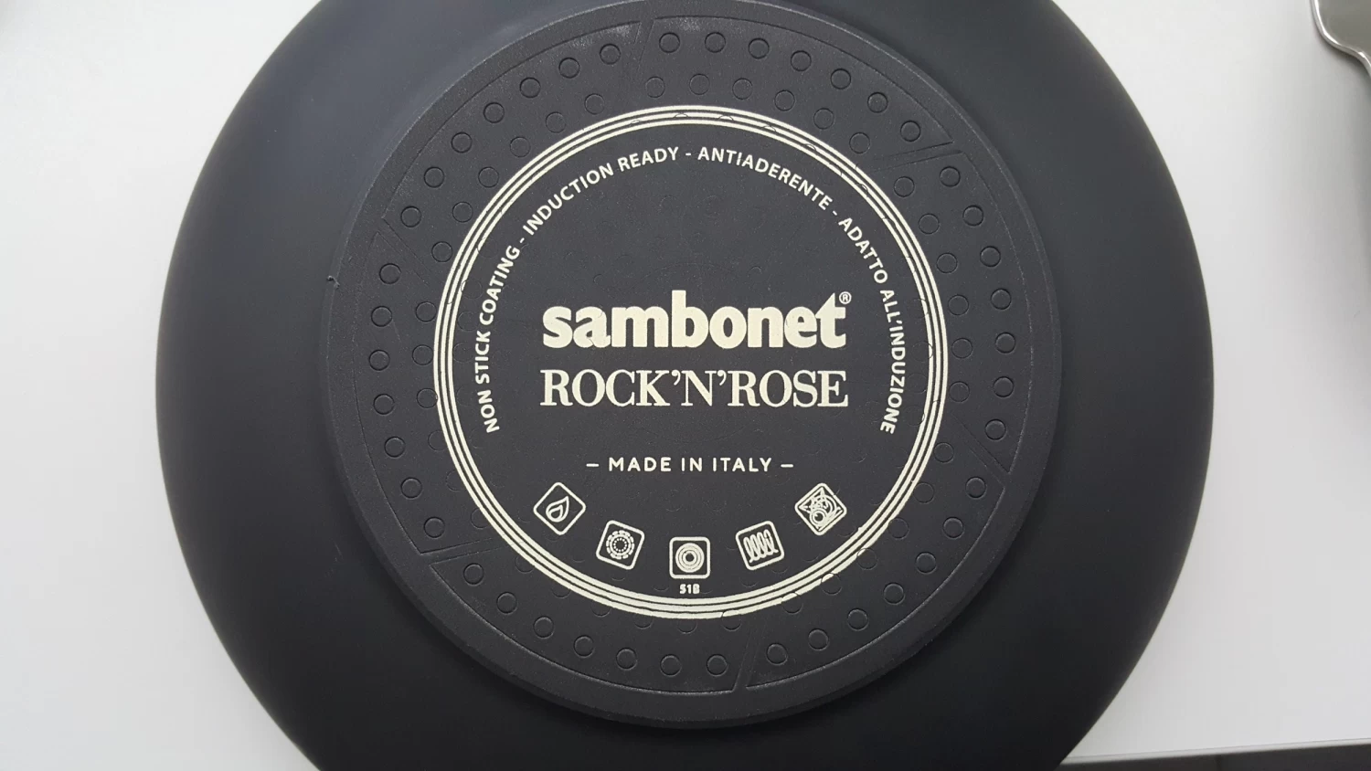 Sambonet Braadpan Rock 'n' Rose - Creme - ø 24 Cm / 4.5 Liter - Standaard Anti-aanbaklaag 9 Sambonet Braadpan Rock 'n' Rose - Creme - ø 24 Cm / 4.5 Liter - Standaard Anti-aanbaklaag - Afbeelding 7