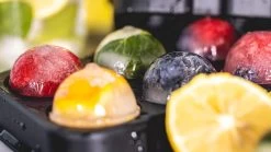 Sareva IJsblokjesvorm - 4 Ronde Ijsbollen - Siliconen - Easy Release - Herbruikbaar -Westmark Winkel sereva ijs sfeer 24 1