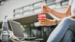 Sareva Muesli Beker - Met Lepel - Yoghurt 2 Go - Rood -Westmark Winkel sfeer 22