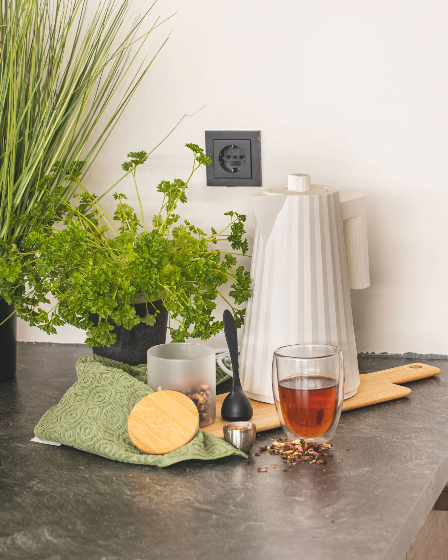 Alessi Waterkoker Plissé - Droogkookbeveiliging - Wit - Michele De Lucchi - 1.7 Liter - MDL06 W 6 Alessi Waterkoker Plissé - Droogkookbeveiliging - Wit - Michele De Lucchi - 1.7 Liter - MDL06 W - Afbeelding 4