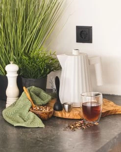 Alessi Waterkoker Plissé - Droogkookbeveiliging - Wit - Michele De Lucchi - 1 Liter - MDL06/1 W 11 Alessi Waterkoker Plissé - Droogkookbeveiliging - Wit - Michele De Lucchi - 1 Liter - MDL06/1 W -Westmark Winkel waterkoker klein 1